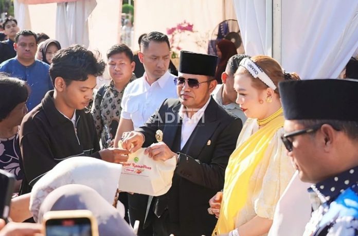 Gubernur Kaltim Bagikan Takjil