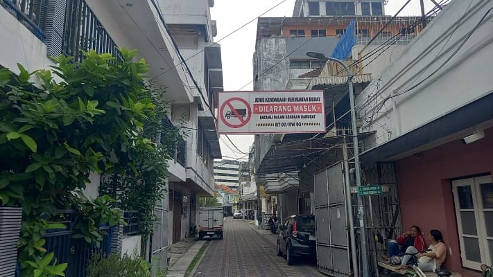 Warga Gembong Sayuran Protes