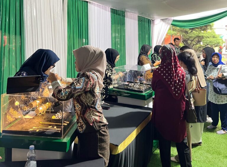 Harga Melonjak, Bazar Emas Pegadaian di Bandung Diserbu Warga