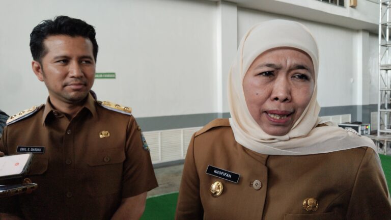 Khofifah Desak Data Lengkap Kasus Penahanan Ijazah