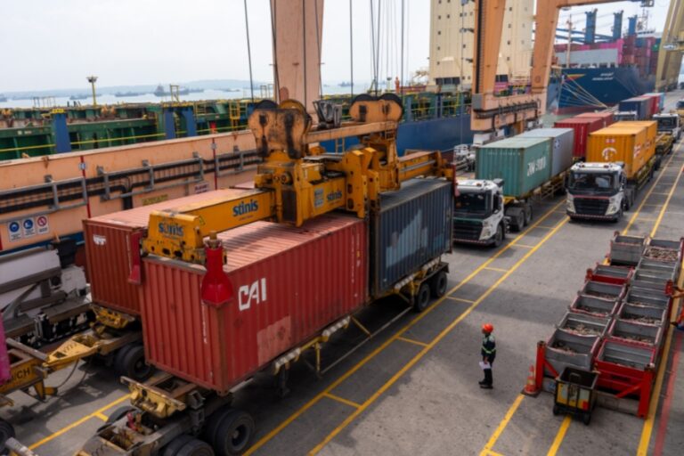 Arus Petikemas di Surabaya Meningkat pada Maret 2025