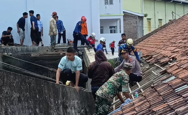 Puluhan Santri Tertimpa Tembok Ambrol