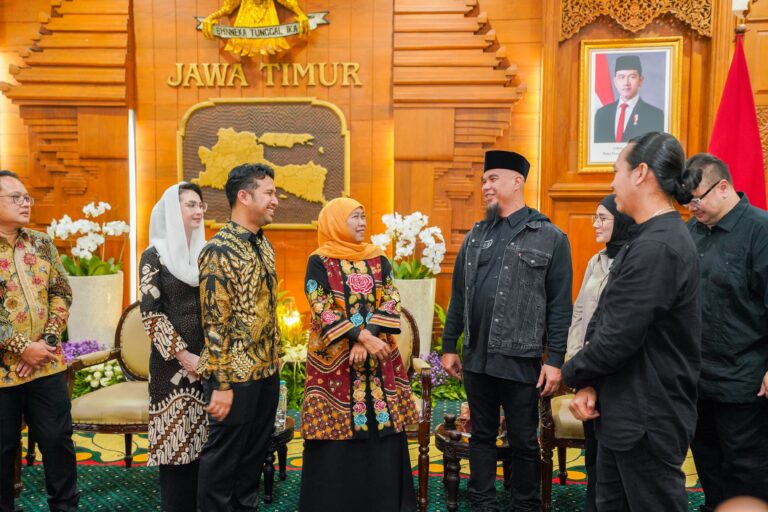 Momen Ahmad Dhani Berkunjung hingga Sumbang Lagu di Grahadi Surabaya