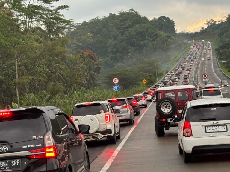 Macet Panjang di Tol Trans Jawa Arah Bawen, Kendaraan Mengular hingga 7 Kilometer