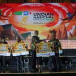 Nasabah Bank Jatim Bawa Pulang Hadiah Utama Undian Simpeda Rp 500 Juta.