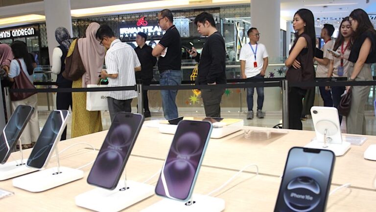 Ekonomi Indonesia Masih Baik, Buktinya Banyak orang Antri Beli Iphone 16