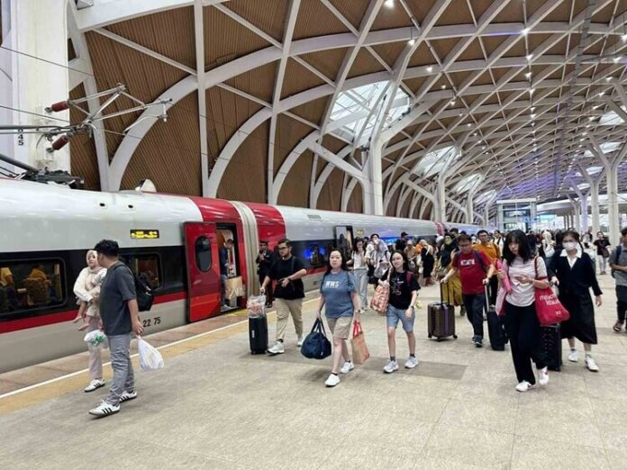 Anak Gratis Naik Whoosh