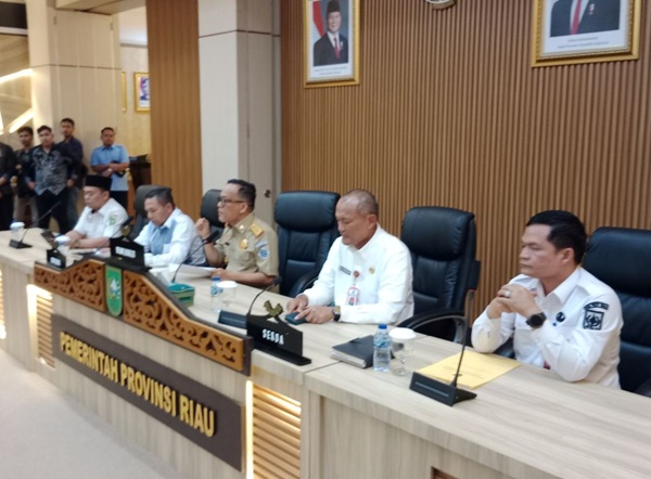 Wamenaker Larang Perusahaan Tahan Ijazah