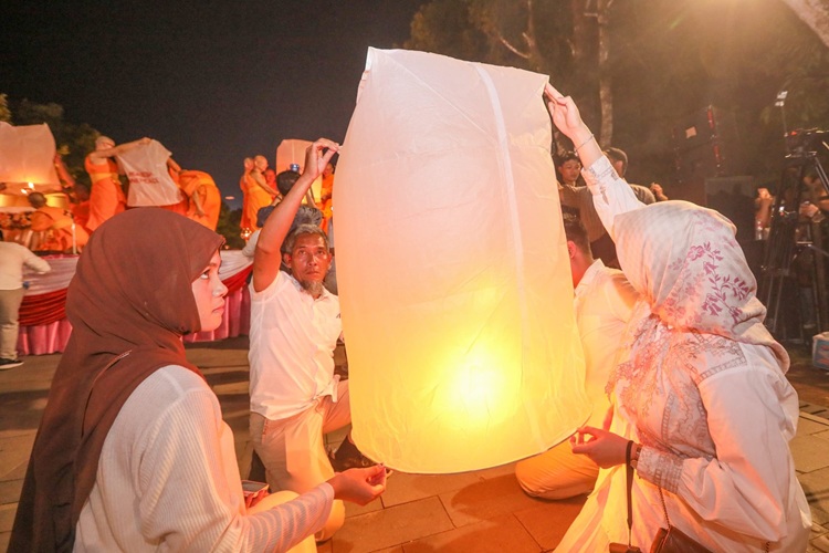 Festival Lampion Waisak