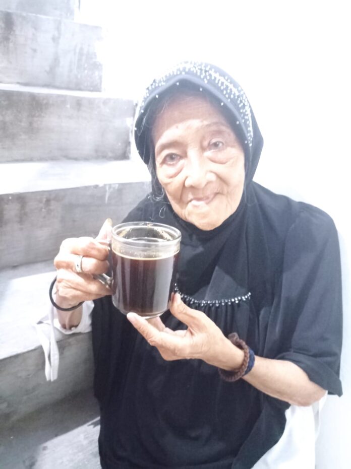 Nenek pecinta kopi