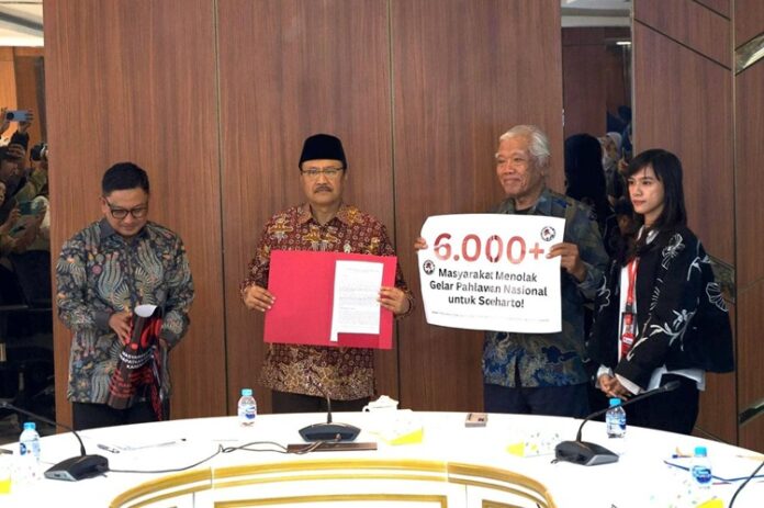 Pengunjuk Rasa Gelar Pahlawan Soeharto