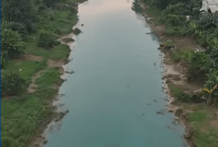 Air Sungai Citarum Biru