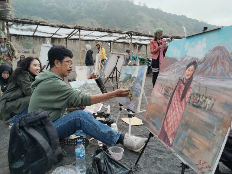 Momen Komunitas Pelukis saat Abadikan Alam dan Budaya di Eksotika Bromo 2025