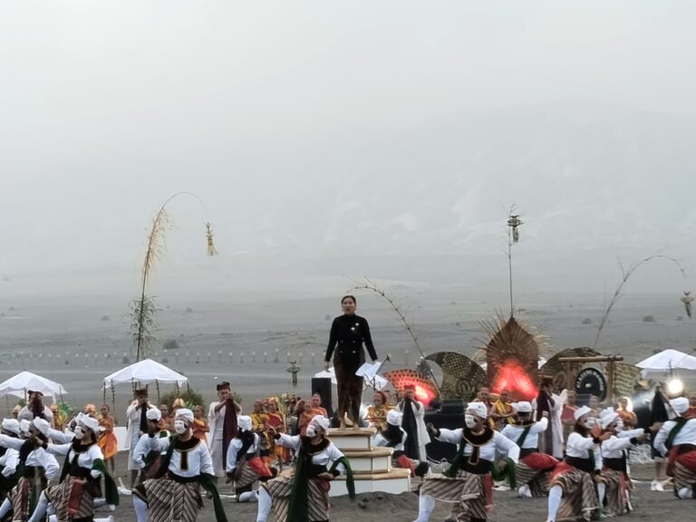 Berdebar hingga Terharunya Aktris Olivia Zalianty Saat Bacakan Puisi di Eksotika Bromo