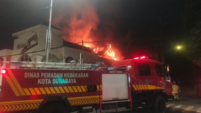 Pizza Hut Raya Darmo Surabaya terbakar