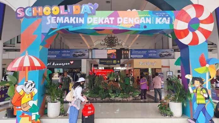 Penumpang KA Daop 8 Surabaya