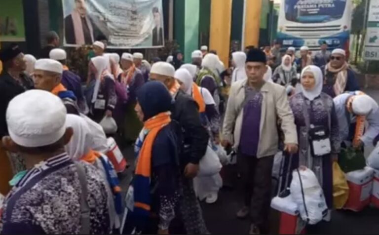 Pasca-Teror Bom, Jemaah Haji Kloter 33 Surabaya Tiba dengan Selamat
