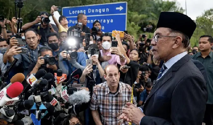 Anwar Ibrahim Dituntut Mundur