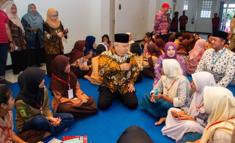 Dukung Pendidikan Inklusif, Komisi VIII DPR RI Sambangi Sekolah Rakyat Unesa dan Janjikan Beasiswa