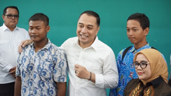 Gotong Royong Warga Surabaya