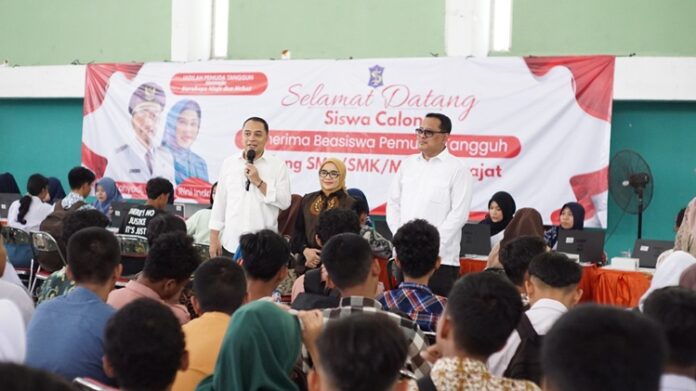 Pemkot Surabaya Bagikan Seragam