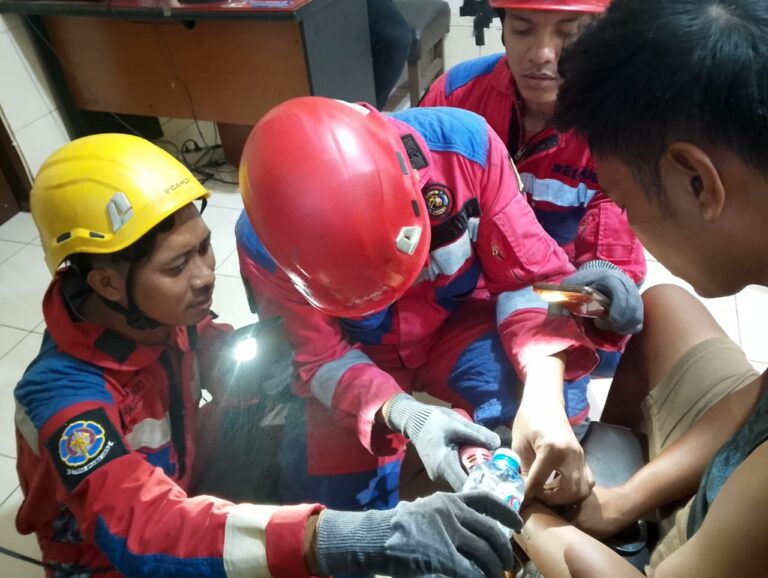 Momen Lucu Tim Damkarla Evakuasi Tahanan di Surabaya yang Borgolnya Macet