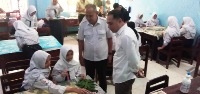 Dispendik Surabaya Seragam Gratis