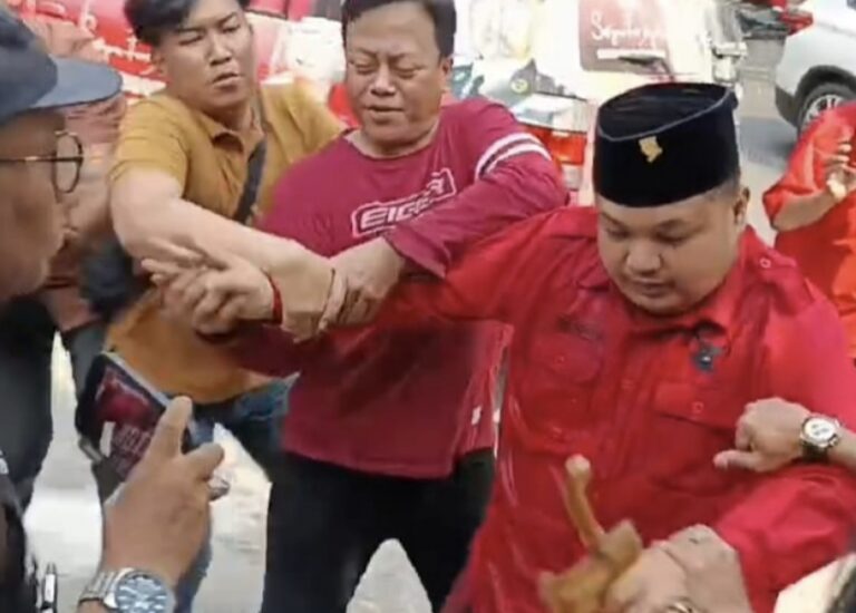 Kader Banteng Nyaris Bakar Diri di Kantor PDIP Surabaya: Tantang Wawali Armuji, Kini Diamankan Polisi