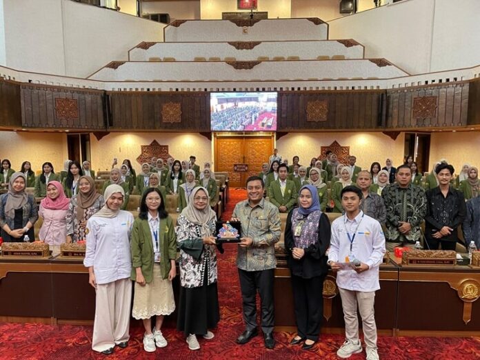 Mahasiswa UPN DPRD Jatim