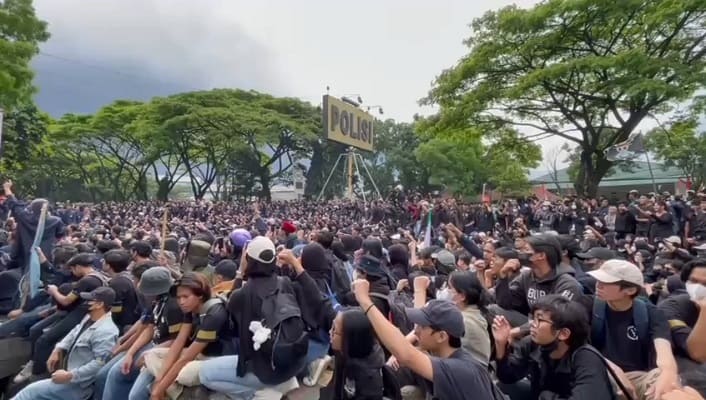 Demo Mahasiswa di Polda Jabar Ricuh