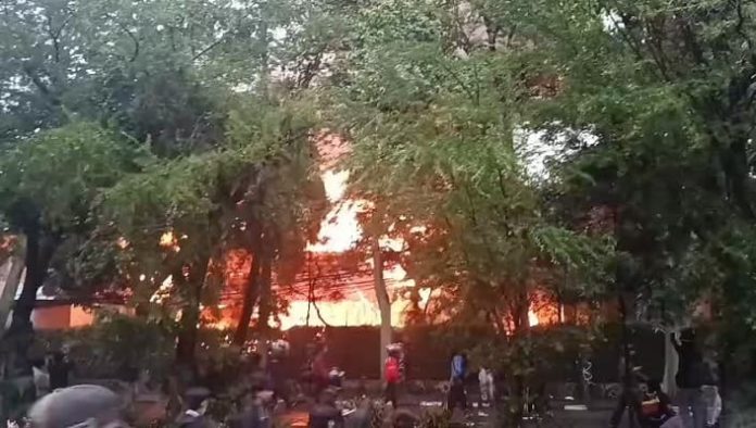 Massa Aksi Bakar Kendaraan Polisi