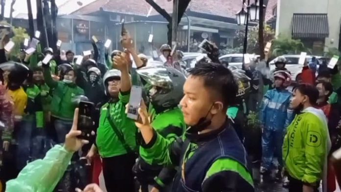 Massa Aksi Ojol di Bandung Solid Tunjukan Identitas