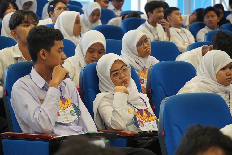 FTMM Unair Sambut 502 Mahasiswa Baru di KARSA 2025, Tanamkan Integritas Sejak Awal