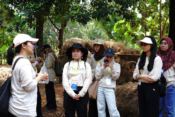 Tanam Bibit Kelapa dan Pasang Alat Pemantau Kualitas