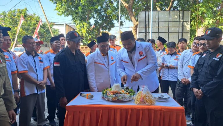 Semarak Kemerdekaan, PKS Kota Surabaya Gelar Upacara, Potong Tumpeng hingga Lomba Tradisional