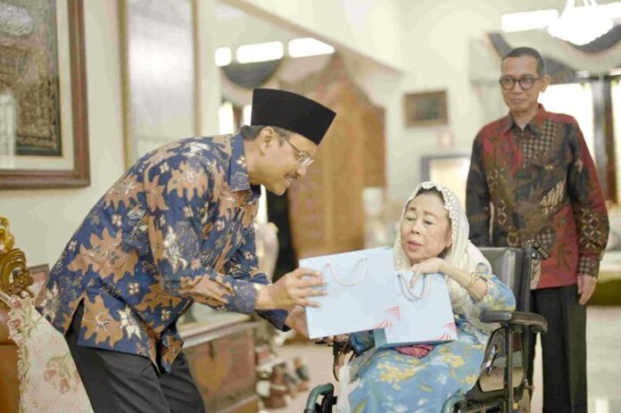 Mensos undangan upacara Istri Gus Dur