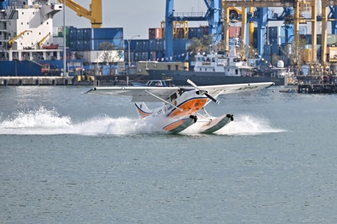 Menhub Pesawat Amfibi