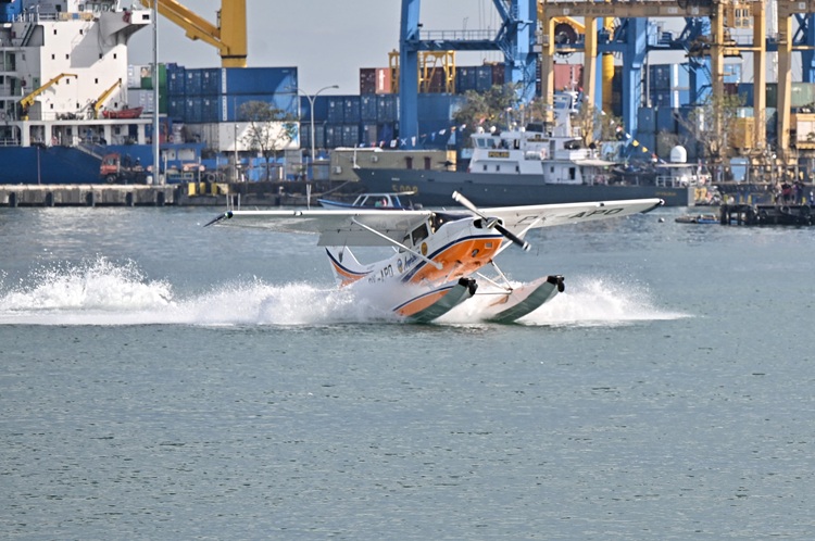 Menhub Pesawat Amfibi