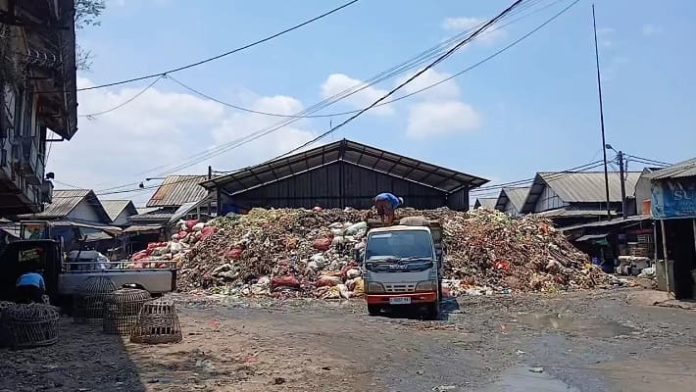 Sampah Di Pasar Caringin