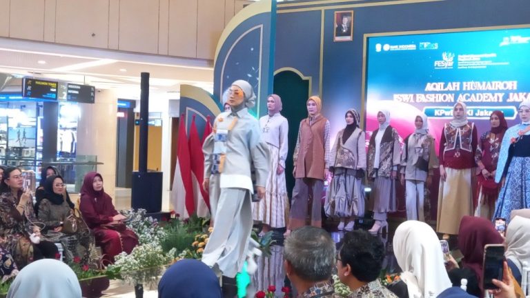 Pesona Modest Fashion Nusantara Warnai FESyar Jawa 2025 di Surabaya