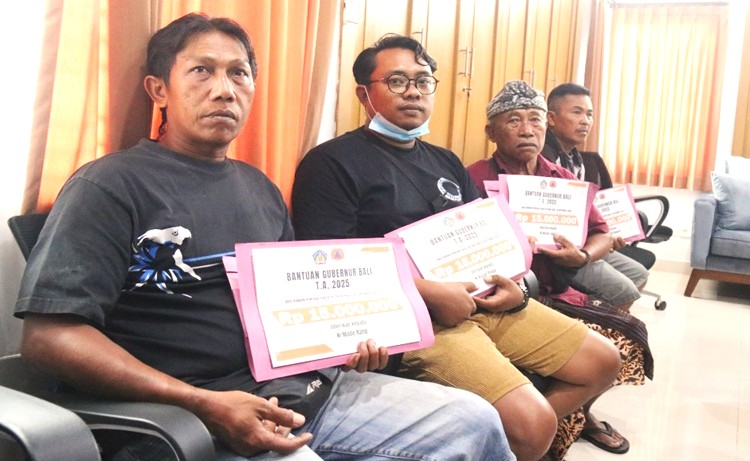 Pemprov Bali Salurkan Santunan bagi 12 Keluarga Korban Banjir