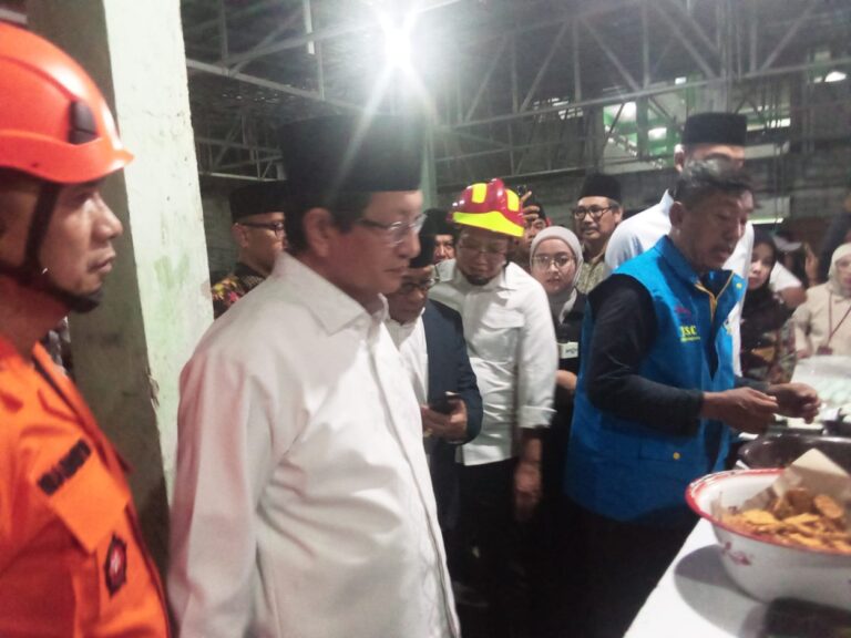 Menag Kunjungi Keluarga Korban Tragedi Ponpes Al-Khoziny, Doakan Yang Terbaik Untuk Para Korban