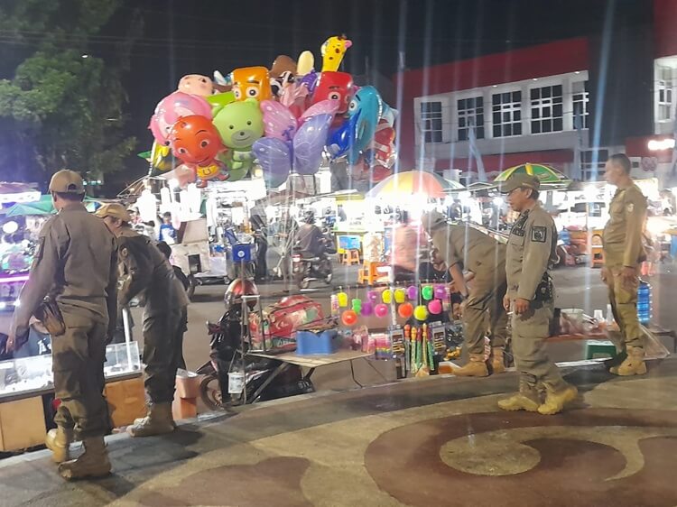 Satpol PP Jember Terus Berupaya Tertibkan PKL di Area Alun-Alun