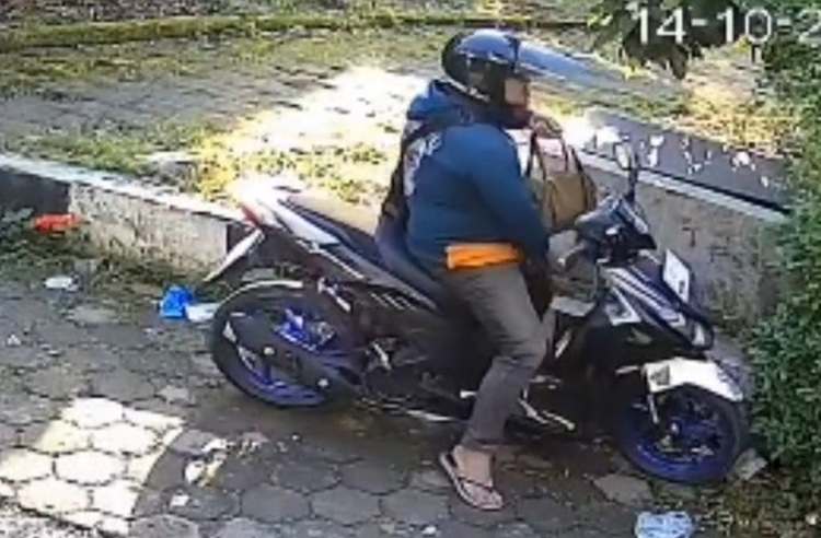 Maling Apes Gondol Tas dan Handphone