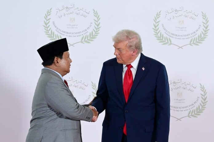 Trump Prabowo Jabat Tangan