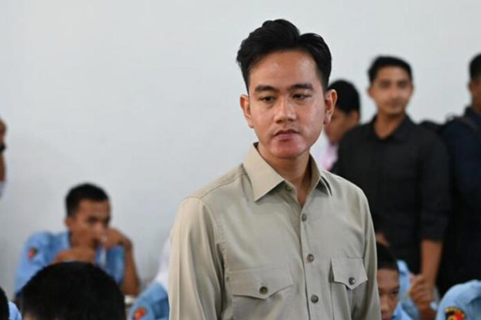 Roy Suryo ke Makam Ibunda Jokowi