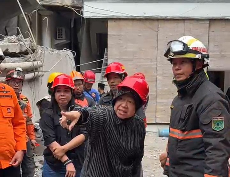 Risma Kunjungi Ponpes Al-Khoziny, Berikan Dukungan Moral Pada Keluarga
