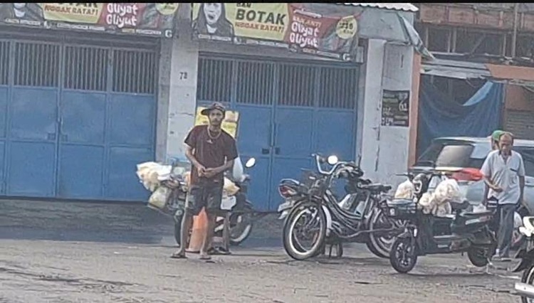 Jukir Liar Muncul di Pasar Pacar Keling, Petugas Satpol-PP Hanya Diam