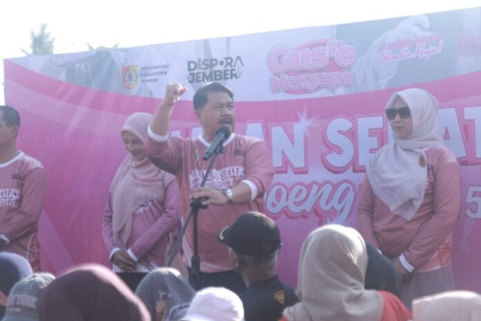 Warga Wuluhan Jalan Sehat Bupati Jember Warga Wuluhan Jalan Sehat Bupati Jember