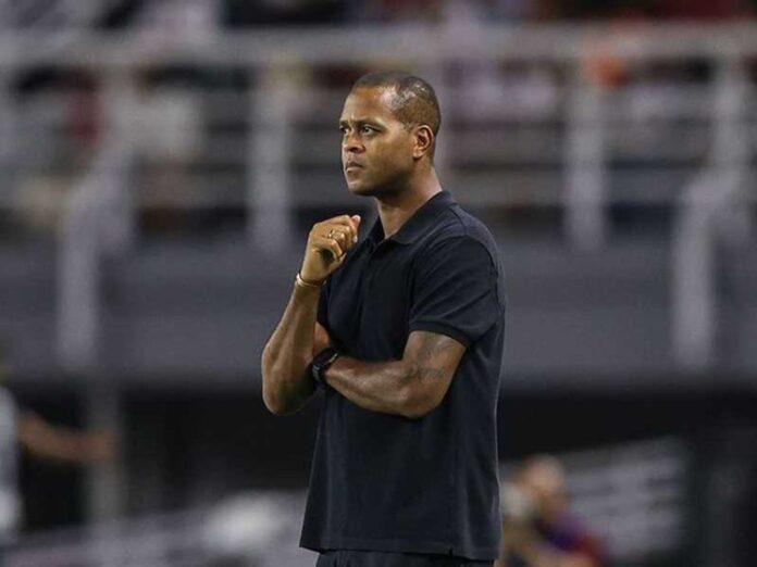 Patrick Kluivert Dipecat